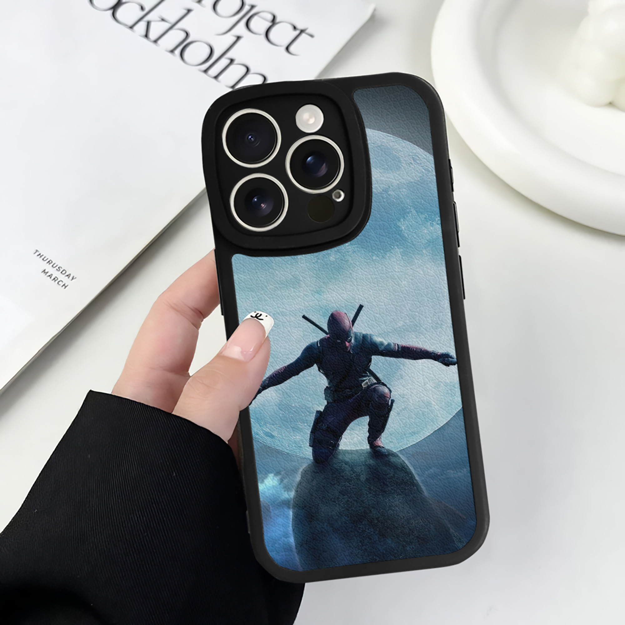 （画像用） Deadpool デッドプール 【iPhone 16シリーズ対応】シリコンスマホケース（レザー調） 材質：シリコン